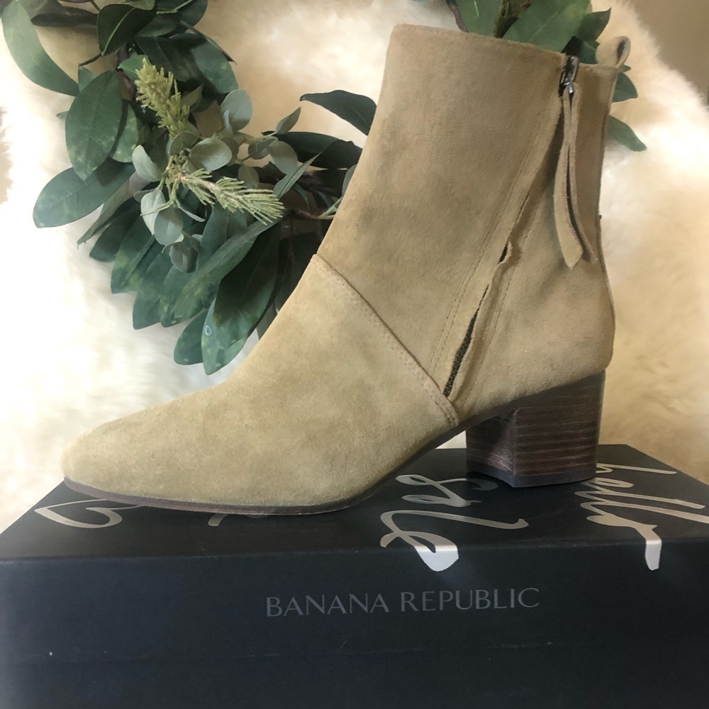 Banana Republic suede bootie sz 8.5